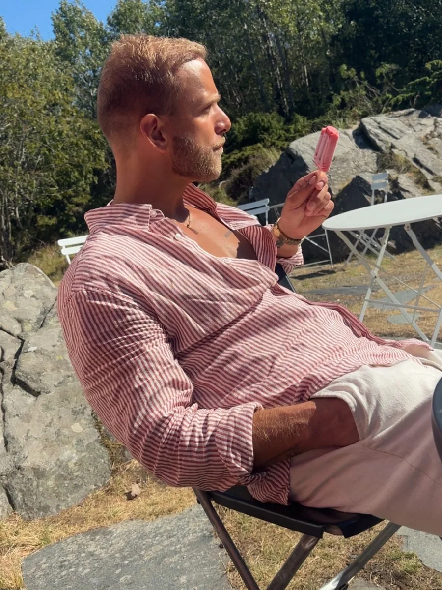 Bror Sverre Thygesen i stripete skjorte med en is, sommer på Sørlandet